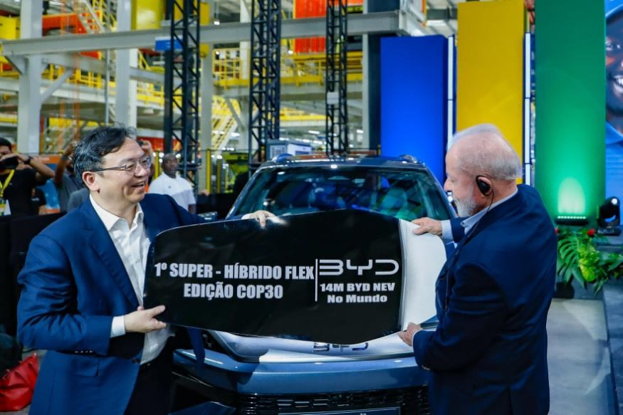 王传福向卢拉交付比亚迪第1400万辆新能源汽车 王传福向卢拉交付比亚迪第1400万辆新能源汽车